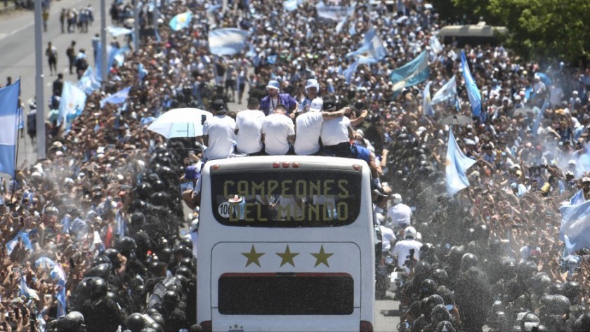 Una multitud: La Selección fue evacuada en helicóptero desde la Autopista