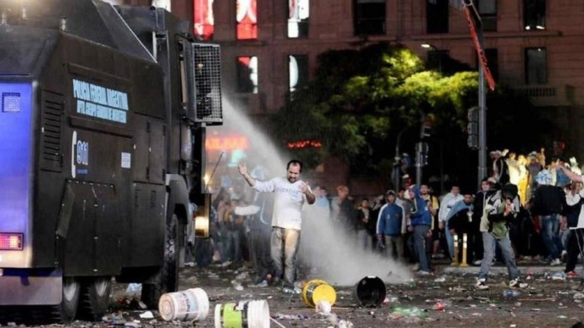 Incidentes en el Obelisco: al menos 14 detenidos y diez policías heridos