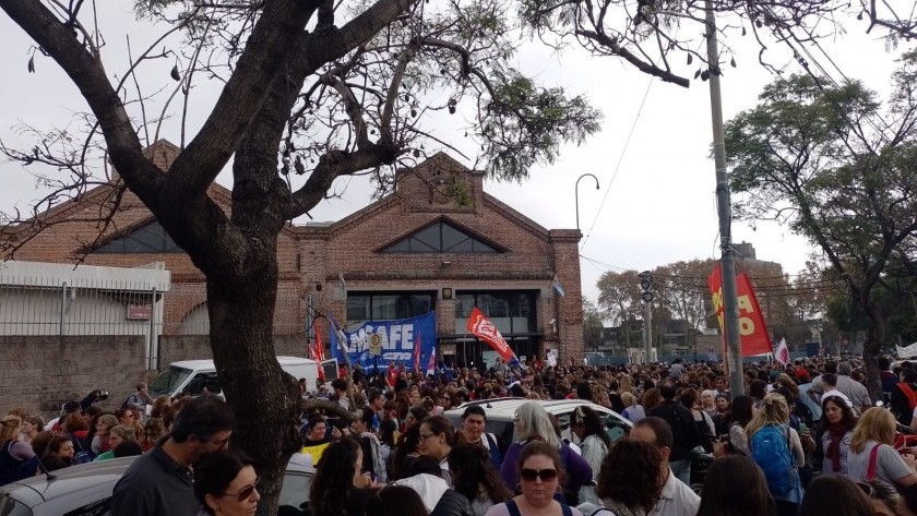 Balearon una escuela en Rosario e hirieron a un niño de 6 años