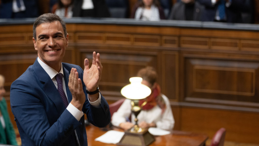 Rodeado de polémica, Pedro Sánchez fue reelecto en España