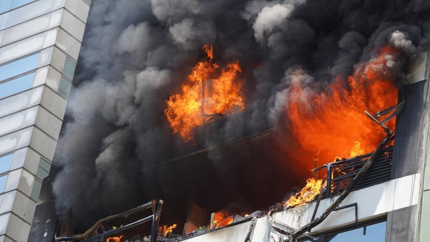 Incendio al lado de la Secretaría de Trabajo: una persona muerta y 43 asistidos