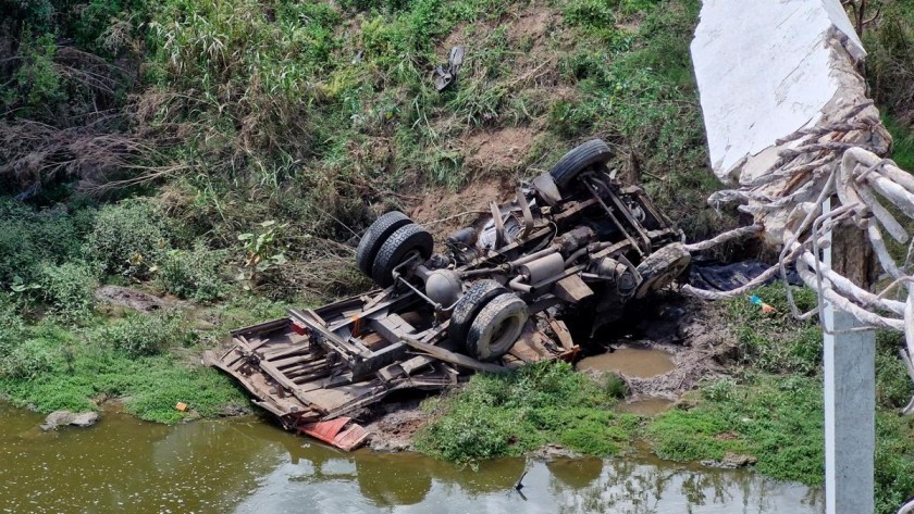 Autopista Rosario-Buenos Aires: un muerto y dos heridos al caer un camión desde un puente