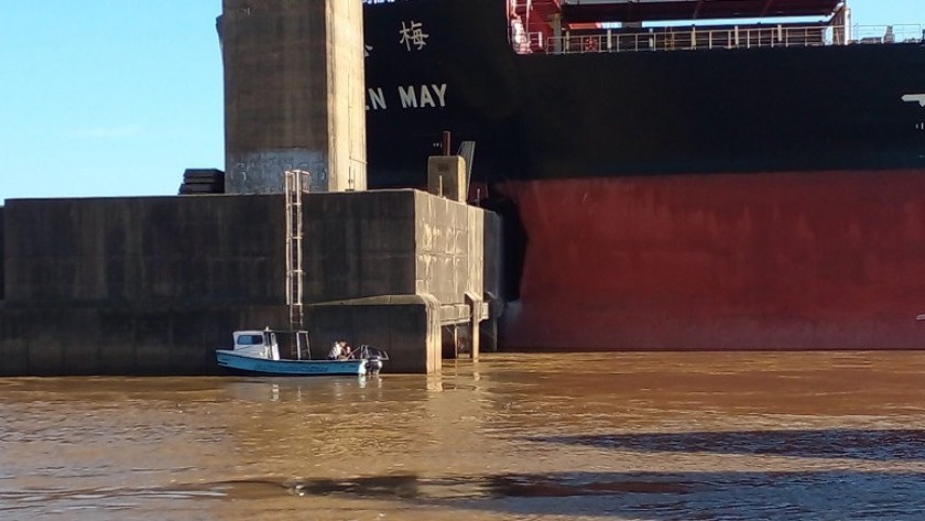 Un barco cerealero embistió una de las columnas del puente Zárate-Brazo Largo