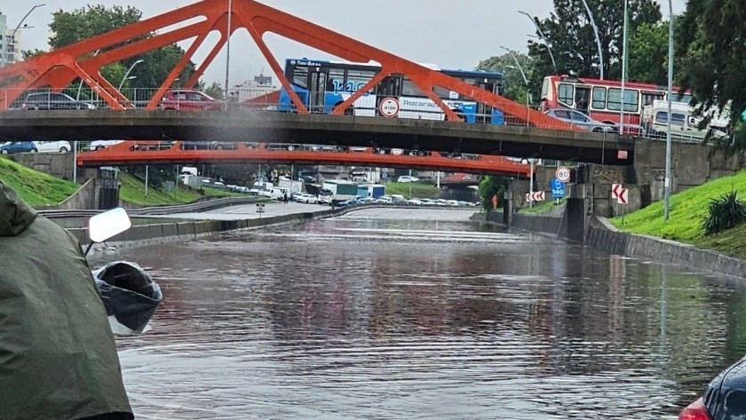 Alerta meteorológica: inundaciones, vuelos suspendidos y destrozos por el temporal