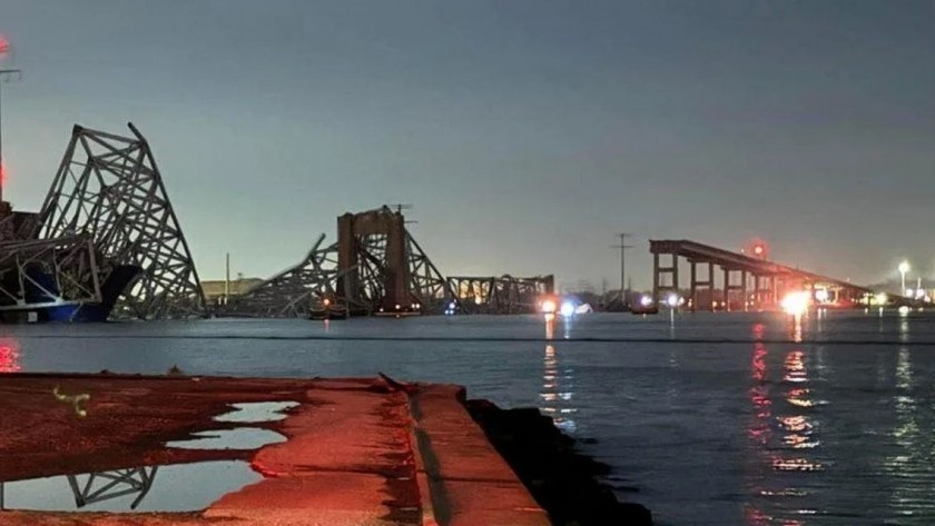 Colapsó un puente en EEUU y decenas de vehículos cayeron al agua