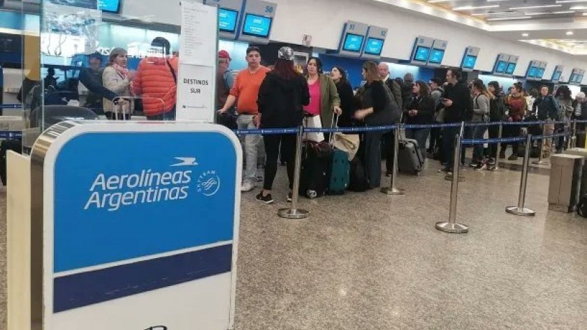 Más de 15 mil pasajeros afectados en Aeroparque y Ezeiza por paro de pilotos