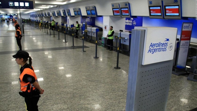 Paro de pilotos y tripulantes: 37 mil pasajeros afectados y 319 vuelos cancelados