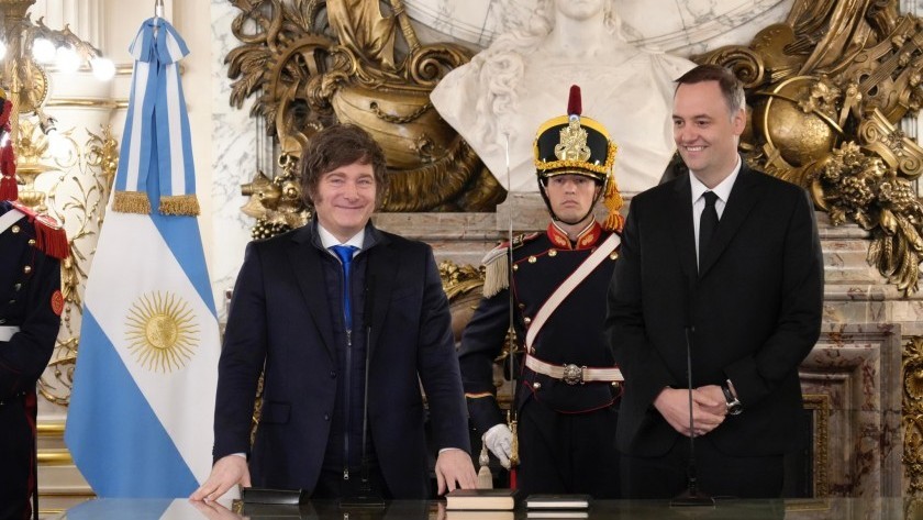 Milei le tomó juramento a Manuel Adorni, como nuevo Jefe de Gabinete