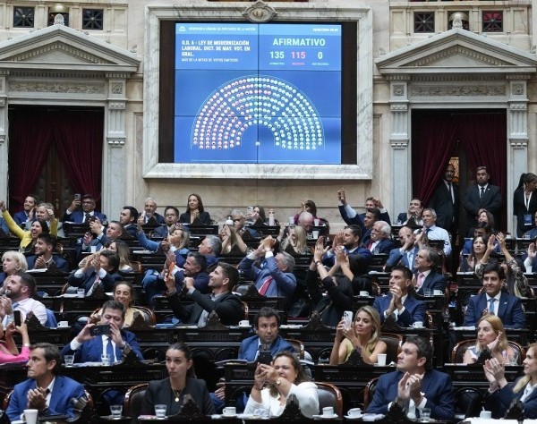 El oficialismo y sus aliados aprobaron la reforma laboral, que vuelve al Senado