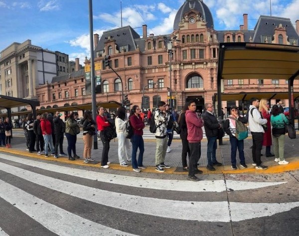 Sólo hay paro en una empresa pero siguen las demoras en los colectivos del GBA