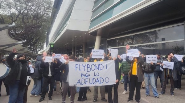 Embargaron las cuentas de Flybondi y sus trabajadores marchan por salarios impagos