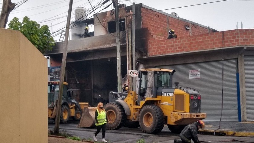 Murió un matrimonio y su hijo de 10 años tras un incendio en una gomería