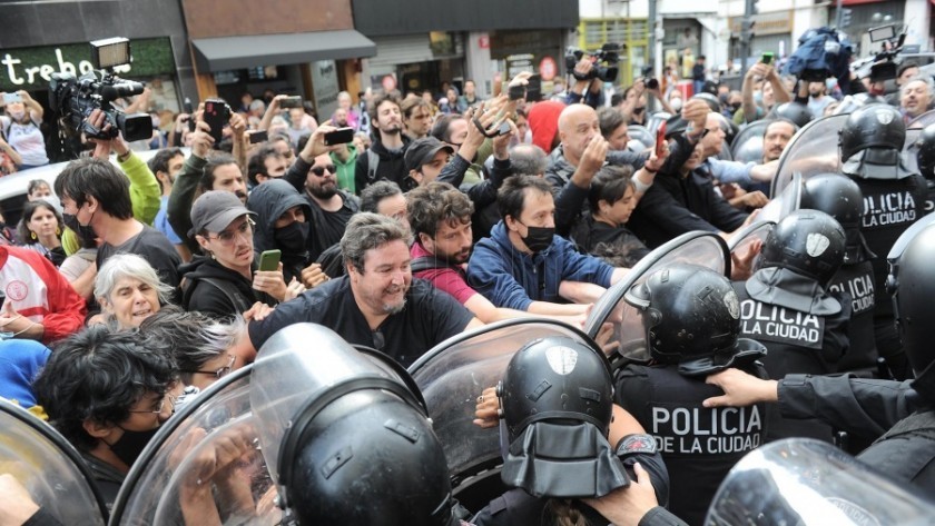 Tras una protesta con incidentes, el ministro Bauer echó al jefe del Incaa