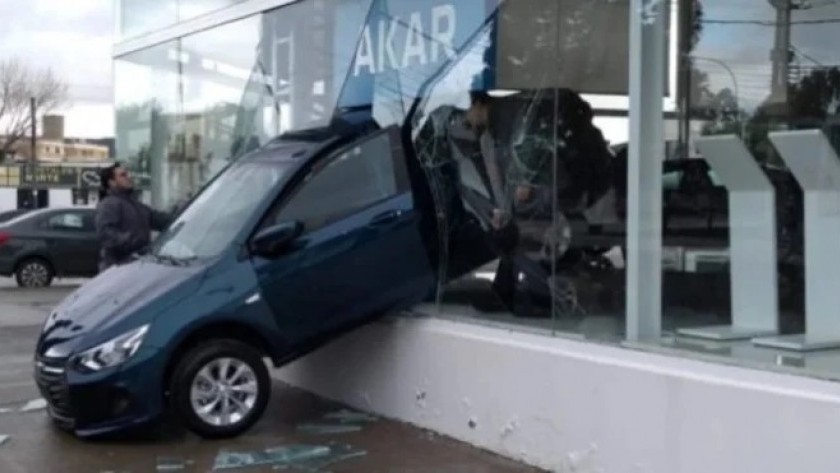 Chubut: Puso en marcha un auto 0 Km atravesó un ventanal