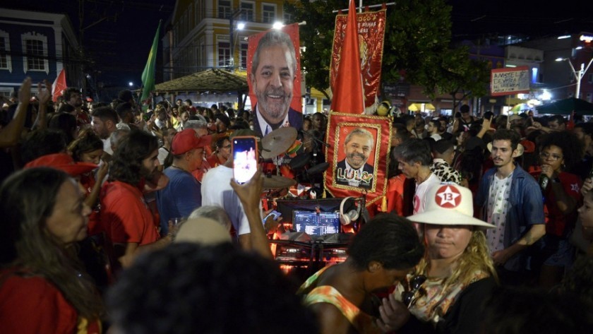 Lula ganó por poco y deberá ir a balotaje ante un Bolsonaro fortificado