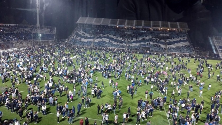 Brutal represión en Gimnasia-Boca: un hombre murió de un infarto