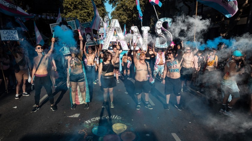 Una multitud convirtió la Plaza de Mayo en un arcoíris para celebrar la Diversidad